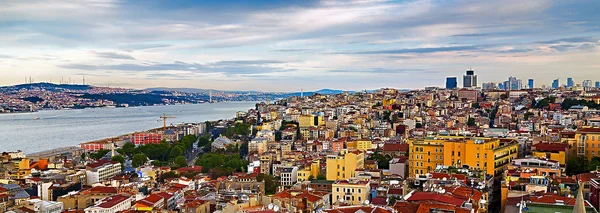 Istanbul çatıları ve İstanbul — Stok fotoğraf