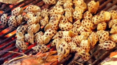 Izgara yumuşakça midye