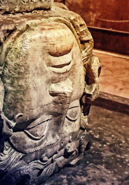 Medusa baş sütun desteği.