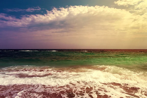 Vackra havet med blå himmel — Stockfoto