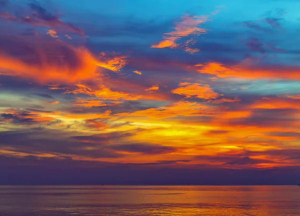 Zee majestueuze zomer zonsondergang — Stockfoto