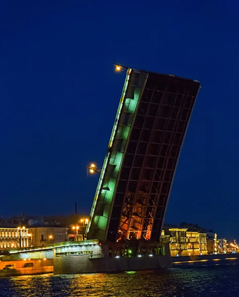 Pont dans la rivière Neva — Photo