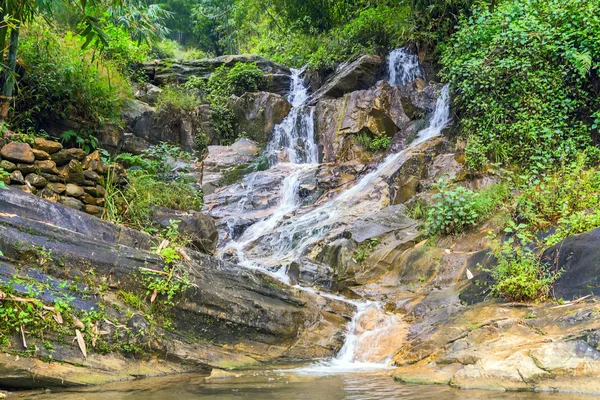 Wiosną wodospad Tien Sa upadki — Zdjęcie stockowe
