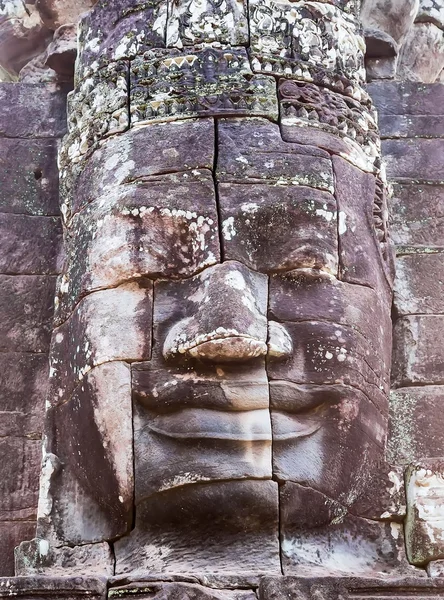Steinsmilende ansikt i Prasat Bayon – stockfoto
