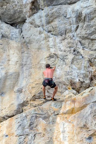 Escalador de rocas deporte extremo — Foto de Stock