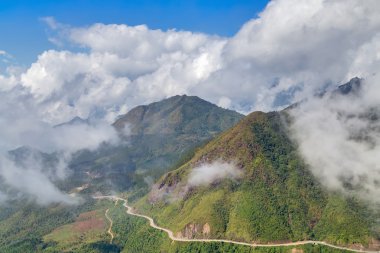 Dağlarda yaz seyahat peyzaj.