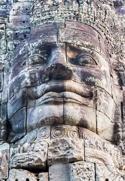 Estatua de piedra sonriente cara — Foto de Stock