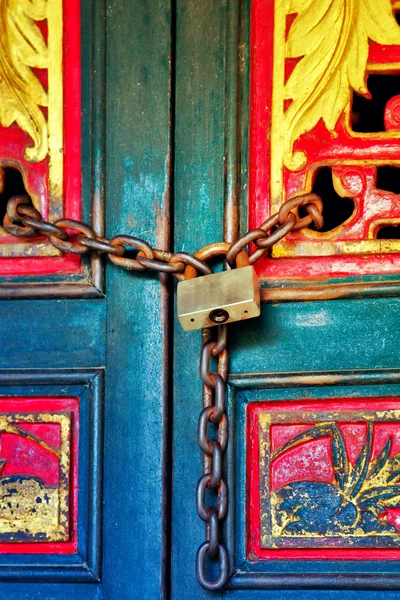 Padlock on rustic door — Stock Photo, Image