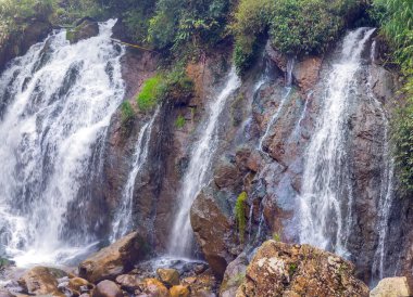 Şelale Tien Sa düşüyor