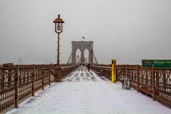 Ponte de Brooklyn hora local — Fotografia de Stock