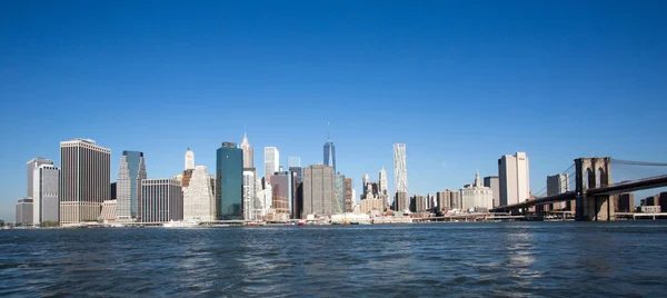 New York'un manhattan skyline panorama ile brooklyn Köprüsü — Stok fotoğraf