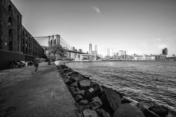 Brooklyn bridge park. Fulton landar framför brooklyn Bridge — Stockfoto