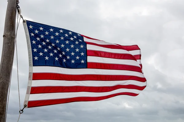 Bandera americana sobre fondo cielo — Foto de Stock