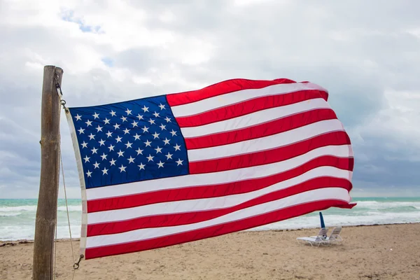 Amerikansk flagga på himlen bakgrund — Stockfoto