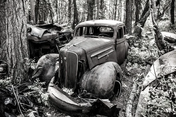 Antiguo coche oxidado en el depósito de chatarra — Foto de Stock