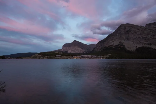 Solnedgång vid Swiftcurrent sjön och många Glacier Hotel. Glaciären Nati — Stockfoto