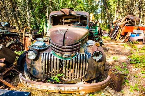 Старий іржавий автомобіль на дворі — стокове фото