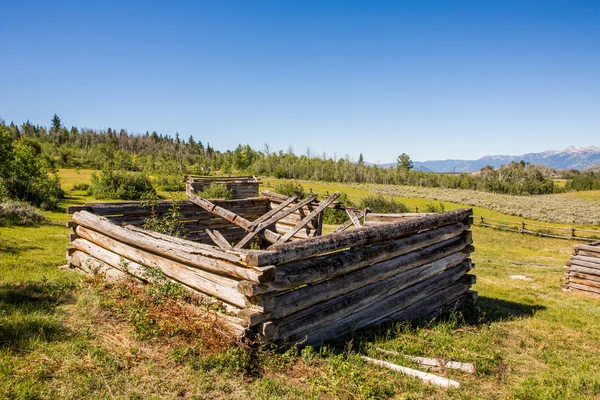 Gammal bondgård i landsbygdens landskap — Stockfoto