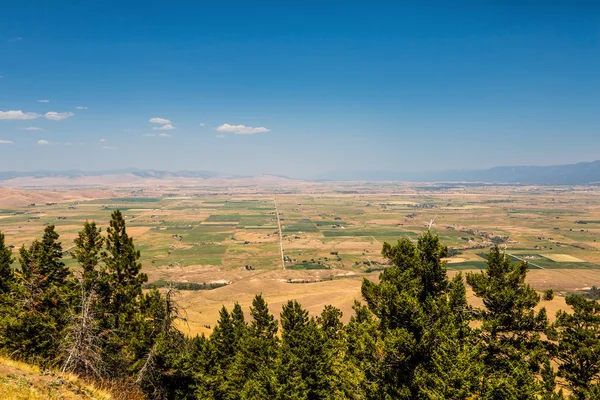 Berg en dal uitzicht vanaf de nationale Bison schuilplaats in Monta — Stockfoto