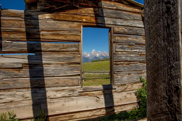 Casa de fazenda velha na paisagem rural — Fotografia de Stock