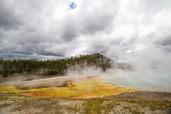 Cuenca del Géiser del Pulgar Oeste en el Parque Nacional de Yellowstone —  Fotos de Stock