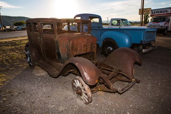 Antiguo coche oxidado en el depósito de chatarra — Foto de Stock