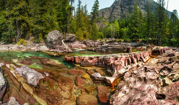 Glacier National Park. Turquoise rivier stroomt richting Lake Mcdo — Stockfoto