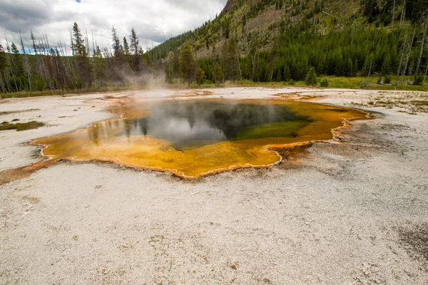 Smaragdové jezírko v národním parku yellowstone — Stock fotografie