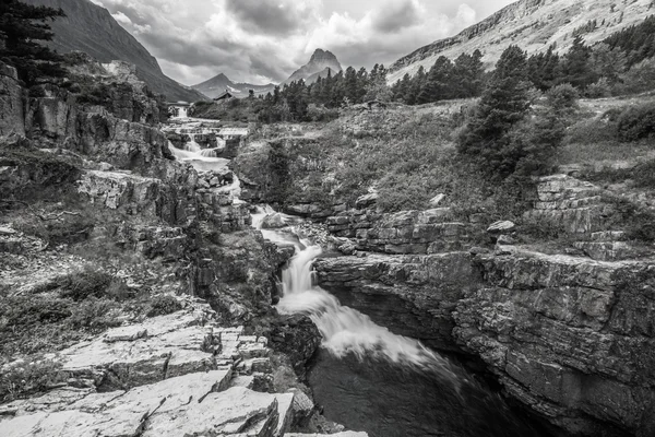 Cachoeira no Parque Nacional Glacier — Fotografia de Stock
