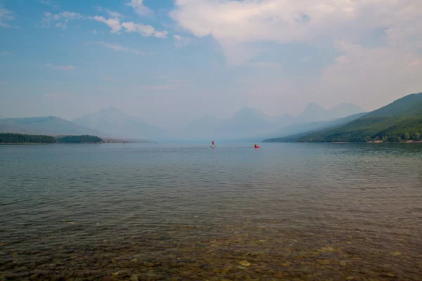 Der erste See im Gletschernationalpark — Stockfoto