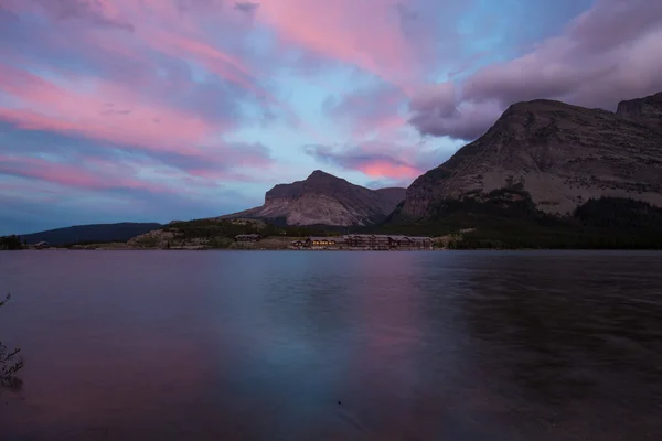 Sunset at Swiftcurrent Lake og Many Glacier Hotel. Isbreen Nati – stockfoto