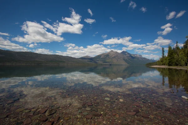 St. Mary sjön i Glacier National Park. — Stockfoto