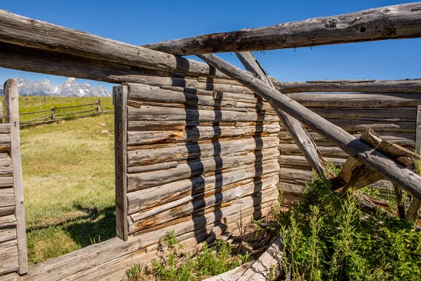 Casa de fazenda velha na paisagem rural — Fotografia de Stock