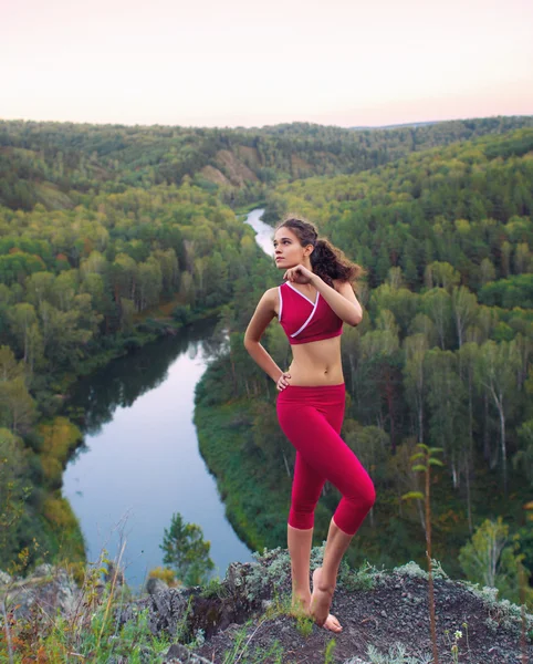 Mujer joven haciendo yoga — Foto de Stock