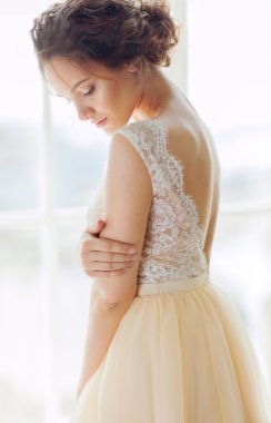 Beyaz elbiseli güzel gelin