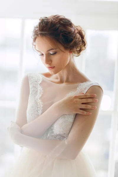 Όμορφη νύφη σε λευκό φόρεμα — Φωτογραφία Αρχείου