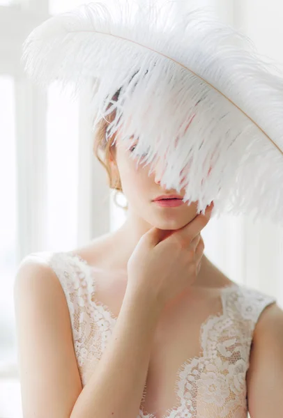 Hermosa novia en vestido blanco — Foto de Stock