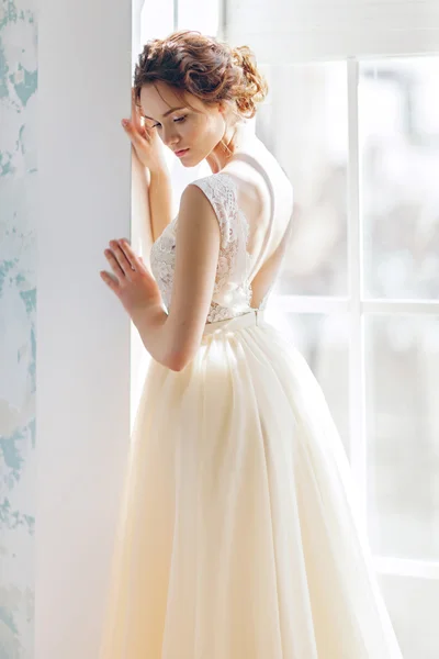 Beautiful bride in white dress — Stock Photo, Image