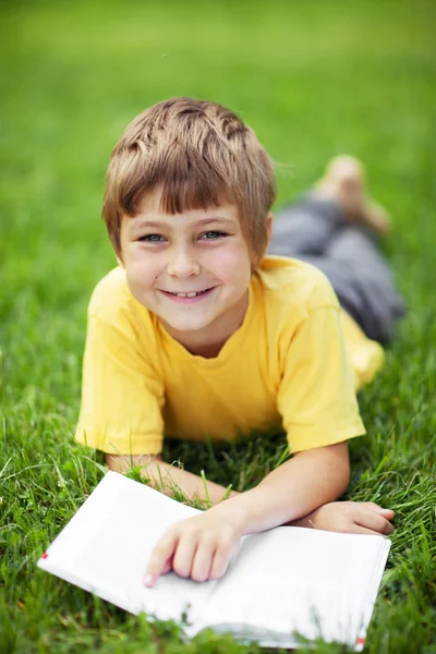 Junge mit dem Buch — Stockfoto