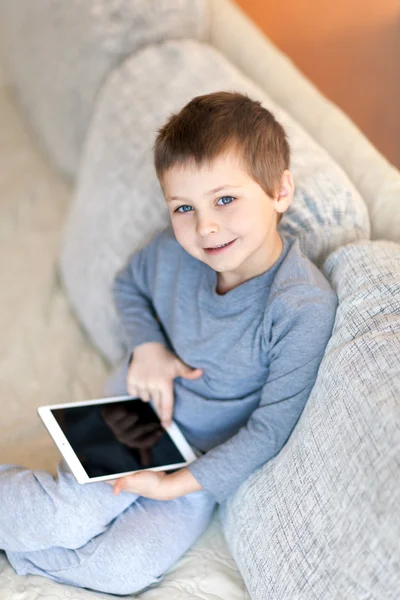 Junge mit iPad — Stockfoto