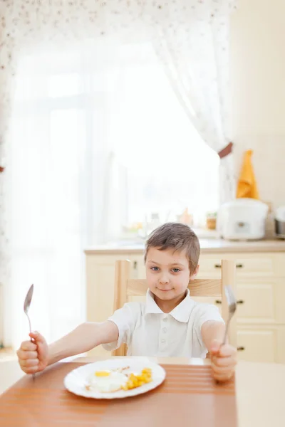 Маленький мальчик на кухне — стоковое фото