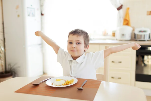 Niño con su desayuno Imagen de archivo