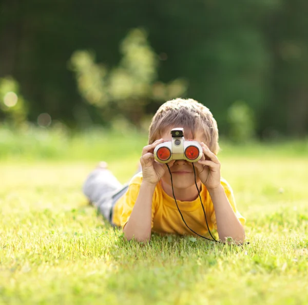 Menino com binóculos — Fotografia de Stock