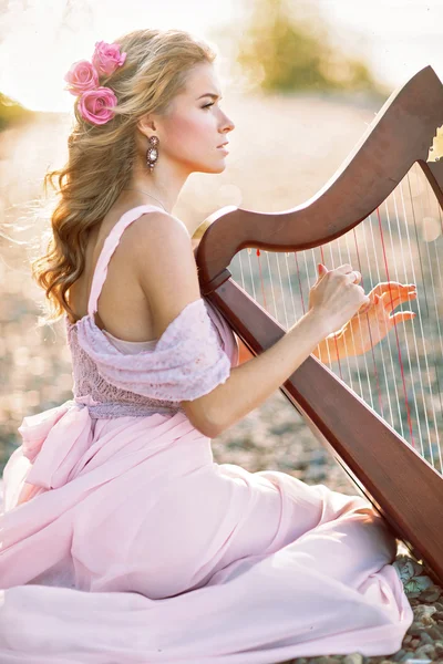 Woman with harp — Stock Photo, Image