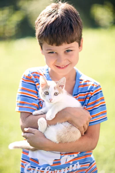 Kind met kat — Stockfoto