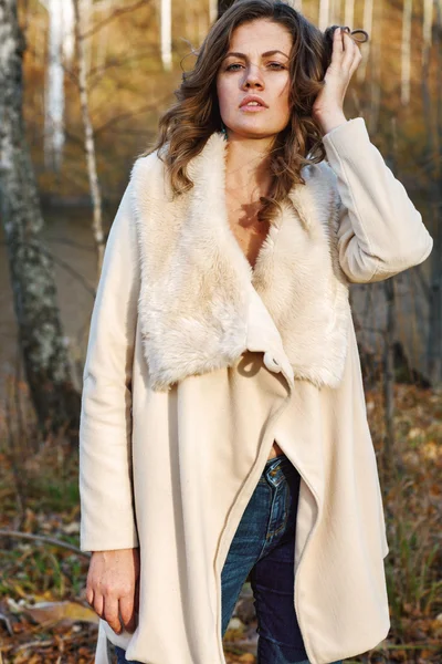 Beautiful woman in the autumn park — Stock Photo, Image