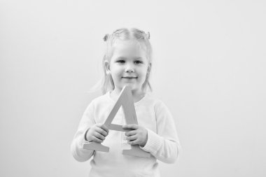 yürümeye başlayan çocuk kız mektup ile