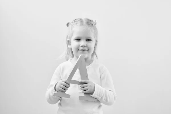 Kleuter meisje met brief — Stockfoto