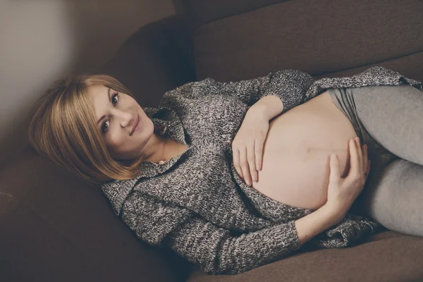 Hübsche schwangere Frau — Stockfoto