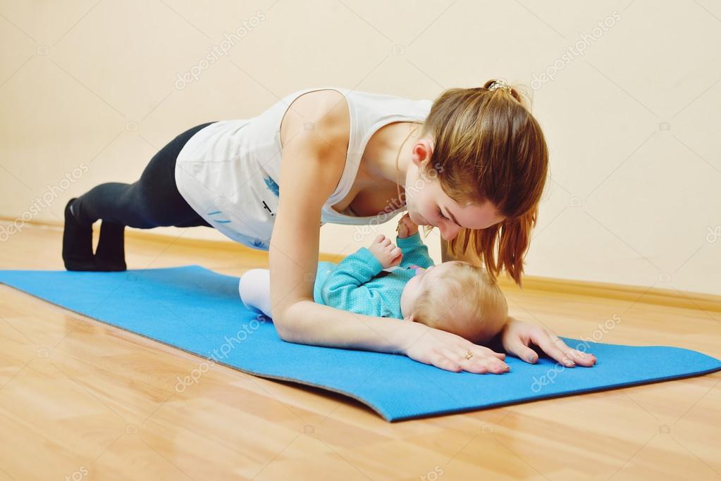Мама занимается гимнастикой. Упражнения для детей. Фитнес дети. Фитнес с малышом. Фитнес мама и ребенок.